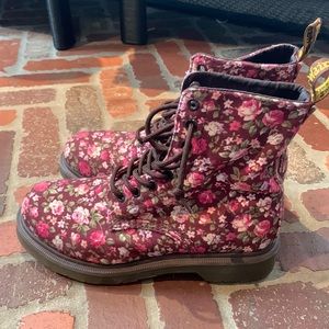 Near perfect floral Dr. Martens
